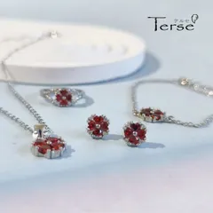 Terse ルビー色CZダイヤ 四つ葉クローバー コンプリートジュエリーセット ― ペンダント、指輪、ピアス、ブレスレットで全身を上品に彩る、7月誕生石の華やかな贈り物