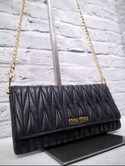 ◆ miu miu ミュウミュウ MATELASSE マテラッセ クロスボディ ショルダー ウォレット 財布 バッグ ポシェット 黒x金◆ クロスボディ仕様の定番♪