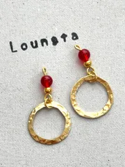 3853チェコビーズピアス ゴールド レッド 小ぶりピアス 樹脂ピアス