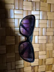 黒いウェリントンサングラス 紫レンズ