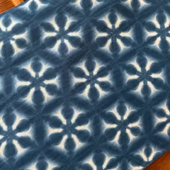 s123 【sato】 藍染 手ぬぐい 超！極小✨️ マニアックな細かさの 雪花絞り ころんころんと丸いお花模様 有松鳴海絞り と同技法 骨董品アンティーク とも好相性 籠バッグにも好相性♡ タペストリー お正月飾りにもどうぞ！ 綿生地 はぎれ 一点物 新品