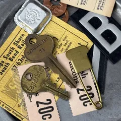 649・R-2048　USA 　ヴィンテージ　キー＆ランドリーピンセット　真鍮　刻印　１点　真鍮　ピン　ナンバー　番号　ランドリーピン　ヴィンテージ　アメリカ　エンボス　刻印　USアーミー　直輸入　USA軍　真鍮　安全ピン　ミリタリー　鍵　キー　キーホルダー