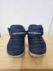 ニューバランス キッズ 防寒 ダウン ブーツ ネイビー (150)