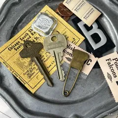 650・R-2053　USA 　ヴィンテージ　キー＆ランドリーピンセット　真鍮／洋白　真鍮　刻印　１点　真鍮　ピン　ナンバー　番号　ランドリーピン　ヴィンテージ　アメリカ　エンボス　刻印　USアーミー　直輸入　USA軍　真鍮　安全ピン　ミリタリー　鍵　キー