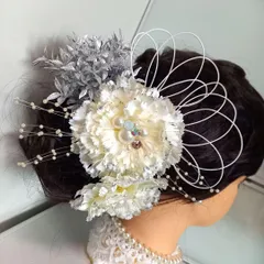 白×シルバーの清楚な髪飾り 成人式 結婚式 和装に【135】