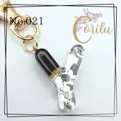 【Y】イニシャルキーホルダー　ブラック　黒　シルバー　ギラギラ　チャーム　オリジナルキーホルダー　ハンドメイド　ギフト　プチギフト　プレゼント　コリルハンドメイド　No.021