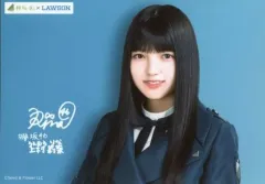 【中古】生写真(乃木坂46) 上村莉菜/印刷サイン入り・横型・バストアップ・背景水色/欅坂46×ローソン メンバー個別ポスターブロマイド