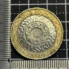2009年 イギリス 2ポンド硬貨／バイメタル構造・幾何学装飾デザイン／エリザベス2世肖像／英国モダンコイン 594
