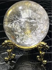 山梨県で購入.水晶玉の置物.直径5センチ位.金色三足台座付きます