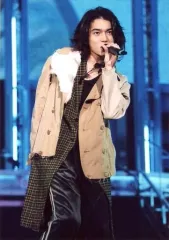 【中古】生写真(ジャニーズ) 嵐/松本潤/ライブフォト・膝上・衣装茶色・チェック柄緑・左手マイク・枠無し/公式生写真