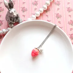 小さな苺とコットンパールのネックレス＊シルバーカラー