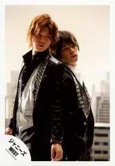 【中古】生写真(ジャニーズ) ジャニーズWEST/重岡大毅・小瀧望/膝上・衣装黒白銀・背中合わせ・目線右/公式生写真