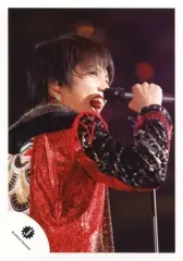 【中古】生写真(ジャニーズ) 7WEST/重岡大毅/ライブフォト・バストアップ・衣装赤・黒・体右向き・右手スタンドマイク/公式生写真