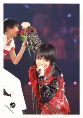 【中古】生写真(ジャニーズ) 7WEST/重岡大毅/ライブフォト・上半身・前かがみ・右手グー上・左手マイク/公式生写真