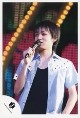 【中古】生写真(ジャニーズ) Hey! Say! JUMP/伊野尾慧/ライブフォト・上半身・シャツ水色・インナー黒・右手マイク・目線左/公式生写真