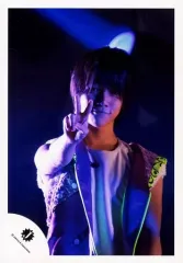 【中古】生写真(ジャニーズ) 7WEST/重岡大毅/ライブフォト・バストアップ・衣装紫 黄緑・インナー白・右手ピース前出し・ライトアップ紫/公式生写真