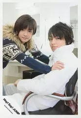 【中古】生写真(ジャニーズ) Hey! Say! JUMP/知念侑李・伊野尾慧/伊野尾イス座り・ジャンパー白・知念セーター紺・ファー・背景鏡/公式生写真