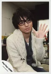 【中古】生写真(ジャニーズ) Hey! Say! JUMP/伊野尾慧/座り・コート白・左手パー・眼鏡/公式生写真