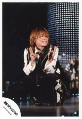 【中古】生写真(ジャニーズ) 関ジャニ∞/安田章大/座り・衣装黒・左手マイク・両手ピース・ライブフォト/公式生写真