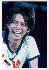 【中古】生写真(ジャニーズ) 嵐/松本潤/ライブフォト・バストアップ・白シャツ・口開き・目線横・背景青/公式生写真