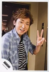 【中古】生写真(ジャニーズ) 嵐/大野智/腰上・左手ピース・インナー黒白・水色シャツ・背景エレベーター前/公式生写真