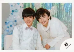【中古】生写真(ジャニーズ) 関西ジャニーズJr./道枝駿佑・長尾謙杜/横型・バストアップ・座り・衣装白・道枝、長尾顔寄せる/17冬 関西ジュニア「X’mas SHOW 2017」グッズ撮影オフショット/公式生写真