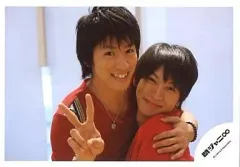 【中古】生写真(ジャニーズ) 関ジャニ∞/大倉・村上/横型/バストアップ/赤Tシャツ/村上が大倉を抱き寄せ右手ピース/公式生写真