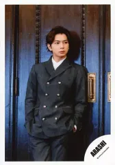 【中古】生写真(ジャニーズ) 嵐/松本潤/膝上・衣装黒.グレー・両手ポケット・寄りかかり・目線右・背景扉/『I’ll be there』PV＆ジャケ写撮影/公式生写真