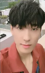 【中古】コレクションカード(男性) SEVENTEEN/WONWOO(ウォヌ)/バストアップ・衣装赤・両手下/5TH MINI ALBUM『YOU MAKE MY DAY』(SET THE SUN Ver.)特典トレカ