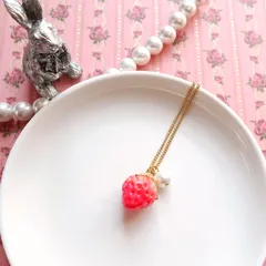 苺とコットンパールのネックレス
