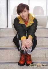 【中古】生写真(ジャニーズ) Snow Man/阿部亮平/全身・衣装緑黄色赤・座り・両手重ね・階段/「JOHNNYS’ King ＆ Prince IsLAND」オリジナルフォト