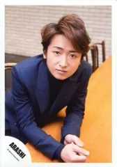 【中古】生写真(ジャニーズ) 嵐/大野智/上半身・衣装黒・座り・両手グー・テーブル・前かがみ・背景白/公式生写真