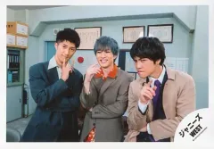 【中古】生写真(ジャニーズ) ジャニーズWEST/集合(3人)/横型・上半身・衣装黒.グレー.ベージュ・センター神山・右手人差し指立て/「ジャニーズWEST LIVE TOUR 2019 WESTV!」グッズオフショット/公式生写真