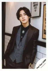 【中古】生写真(ジャニーズ) Hey! Say! JUMP/山田涼介/膝上・衣装黒・茶色・両手下・寄りかかり/DVDシングル「愛だけがすべて -What do you want?-」MV＆ジャケ写オフショット/公式生写真