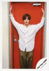 【中古】生写真(ジャニーズ) Hey! Say! JUMP/山田涼介/膝上・衣装白・両手上げ・口開け・扉赤/アルバム「PARADE」MV＆ジャケ写オフショット/公式生写真