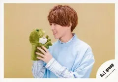 【中古】生写真(ジャニーズ) Aぇ! group/末澤誠也/横型・バストアップ・衣装青・カエルのぬいぐるみ・背景ベージュ/Greeting Photo ～Rainy Season～/公式生写真