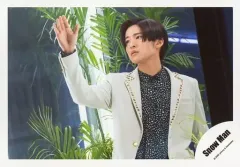 【中古】生写真(ジャニーズ) Snow Man/目黒蓮/横型・上半身・衣装白・黒・右手上げ・顔左向き・植物/シングル「D.D. / Imitation Rain」MV＆ジャケ写オフショット/公式生写真