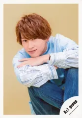 【中古】生写真(ジャニーズ) Aぇ! group/末澤誠也/膝上・座り・衣装青・腕組み・背景ベージュ/Greeting Photo ～Rainy Season～/公式生写真