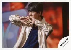 【中古】生写真(ジャニーズ) 関ジャニ∞/横山裕/横型・上半身・衣装ベージュ.紺・両手でハート・左向き/シングル「Re：LIVE」MV＆ジャケ写オフショット/公式生写真