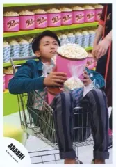 【中古】生写真(ジャニーズ) 嵐/大野智/全身・ショッピングカートに乗り・両手ポップコーン・背景お店/公式生写真