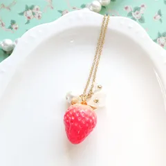 苺とお花のネックレス
