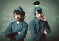 【中古】生写真(男性) 秋沢健太朗(食満留三郎)・反橋宗一郎(善法寺伊作)/横型・上半身・衣装緑・秋沢右手左腕・左手曲げ・反橋腕組み・背景緑・キャラクターショット/「ミュージカル『忍たま乱太郎』第9弾再演 ～忍術学園陥落!夢のまた夢!?～」ブロマイド第2弾