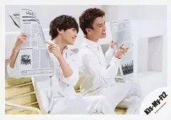 【中古】生写真(ジャニーズ) Kis-My-Ft2/玉森裕太・二階堂高嗣/横型・膝上・座り・衣装白・右向き・玉森右手新聞・二階堂左手新聞/シングル「君、僕。」MV＆ジャケ写オフショット/公式生写真 