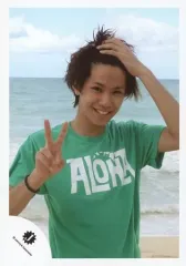 【中古】生写真(ジャニーズ) Mr.King vs Mr.Prince/神宮寺勇太/上半身・衣装緑・白・右手ピース・左手髪・笑顔・背景海/キンプリハワイ第二弾/公式生写真