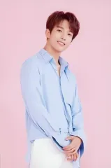 【中古】生写真(男性) SEVENTEEN/DK(ドギョム)/膝上・衣装水色・右向き・背景ピンク・ポストカードサイズ/「2019 SVT 3rd FAN MEETING SEVENTEEN in CARAT LAND」フォトセット