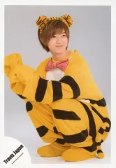 【中古】生写真(ジャニーズ) Travis Japan/七五三掛龍也/全身・しゃがみ・衣装黄色・着ぐるみ・カチューシャ・体左向き・顔右向き/「アクリルスタンドII」オフショット/公式生写真