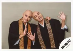 【中古】生写真(ジャニーズ) Kis-My-Ft2/横尾渉・二階堂高嗣/横型・上半身・衣装黒白・横尾両手パー/「舞祭組の、わっ!」PV＆ジャケ写撮影オフショット/公式生写真