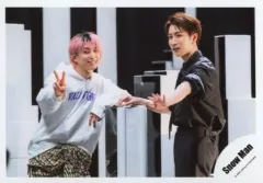 【中古】生写真(ジャニーズ) Snow Man/佐久間大介・渡辺翔太/横型・膝上/シングル「タペストリー / W」MV＆ジャケ写オフショット/公式生写真