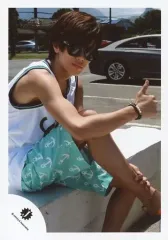 【中古】生写真(ジャニーズ) Mr.King vs Mr.Prince/神宮寺勇太/膝上・座り・衣装白・緑・サングラス・足組み・右手親指立て・左手足・野外/キンプリハワイ第二弾/公式生写真