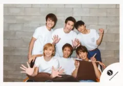 【中古】生写真(ジャニーズ) SixTONES/集合(6人)/横型・膝上・衣装白・デニム・前列座り・クッション抱き・両手パー/18夏「Summer Paradise 2018」 グッズ撮影オフショット/公式生写真